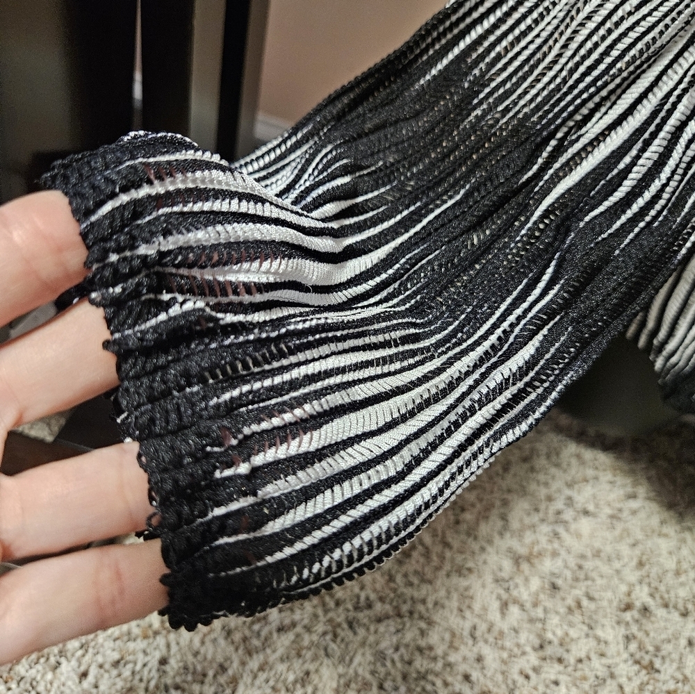 VENUS Cold Shoulder Top - Picture 7 of 13